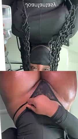 Joanfantasy snatch play with a ebony sextoy