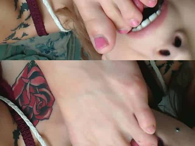 Smokin Hot Babes With A Foot Fetish