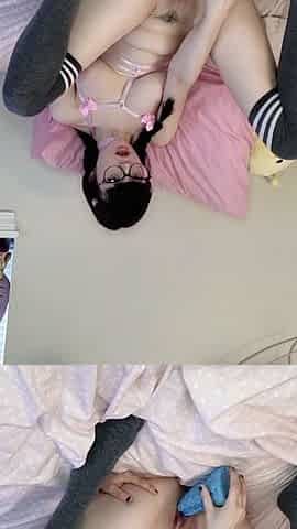 Amateur brunette double toying on webcam