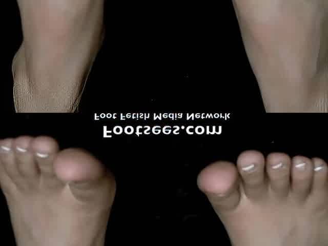 WILLING FOR CUM! TOEGIRL'S FRENCH PEDICURED TOES