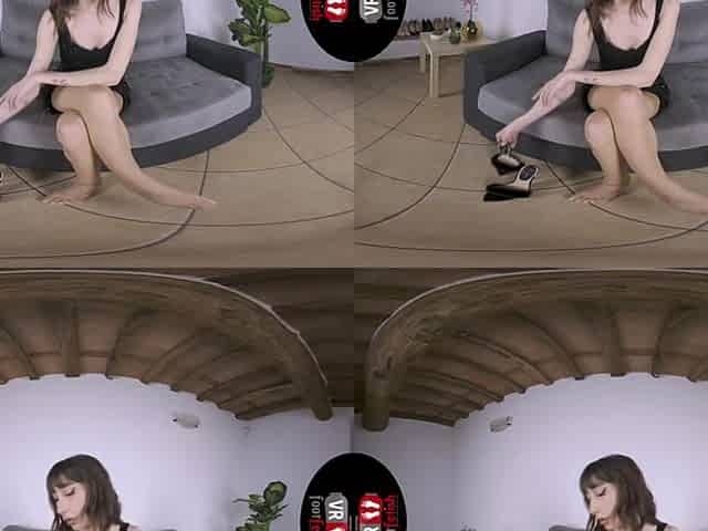 Slim And Tattooed Brunette Babe Reine Vixen Poses Her Fabulous Feet In Vr