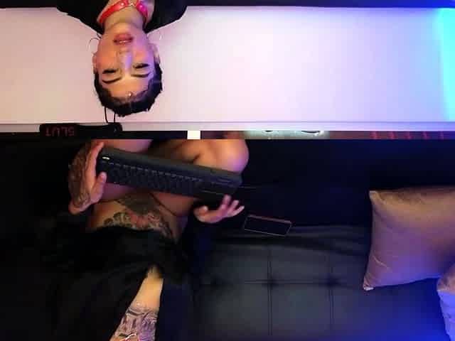 Amateur Webcam Teen Flashes Masturbates