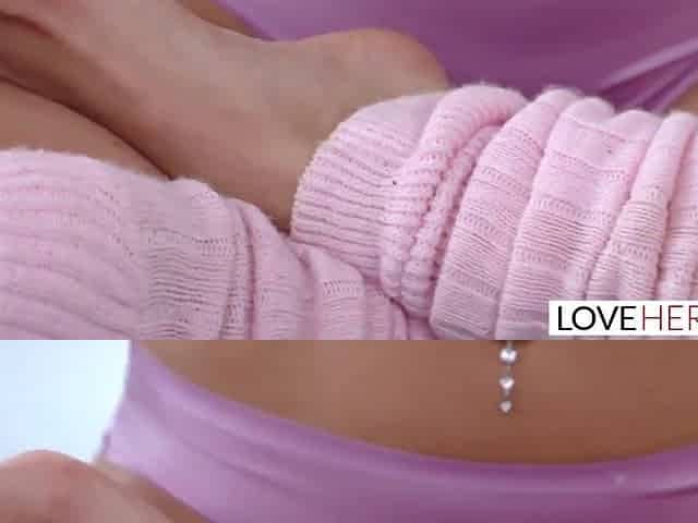 Naomi Swann Has Her Tiny Hawt Feet Worshipped After Yoga Session