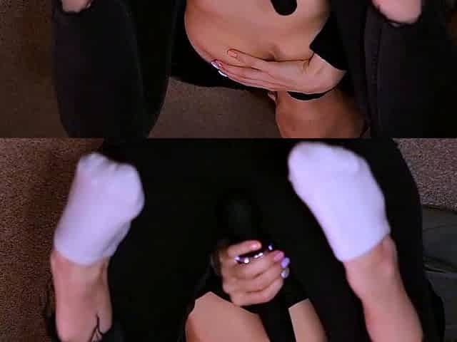Masturbating solo babe loves her toys