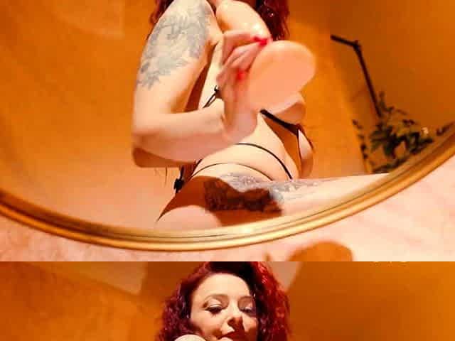 Amateur brunette double toying on webcam