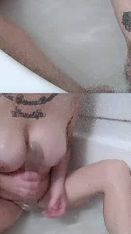 Solo Tammy Taylor vibrator In Bathtub
