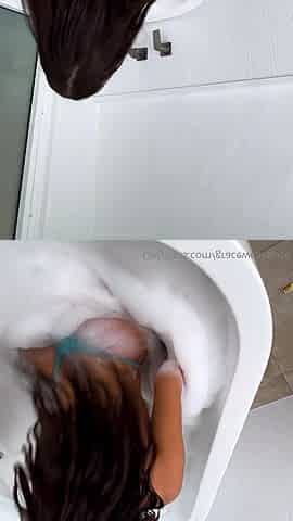 Gracewearslace Fucks Her Horny Pussy In Soapy Bathtub