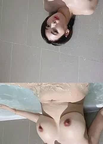 Ebony girl showers her big ass amp masturbating
