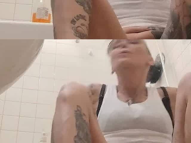 MommyMisfit masturbating & smokin' a blunt