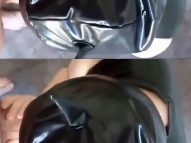 grosse ejac sur sa cagoule en latex