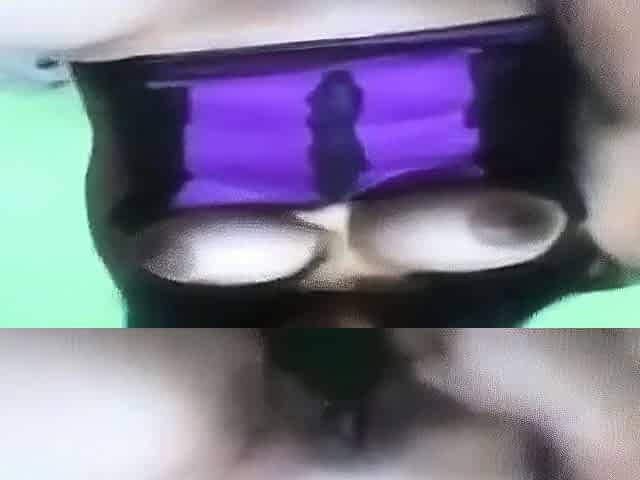 Peituda brasileira socando um pepino na buceta na webcam