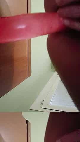 older puts sextoy in close-up and squirts