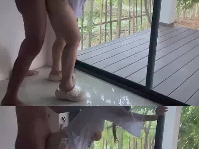They were having sex in front of passersby, and some people were secretly watching.