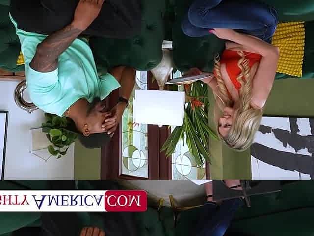 Ellie Taylor In Blonde Neighbor Brings Her Hot Pie
