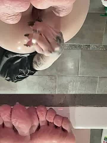 Inked sweetheart masturbating in the bathtub