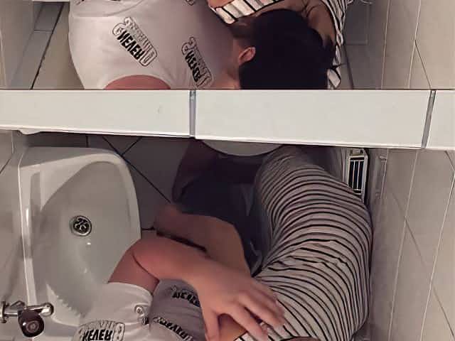 Hidden livecam filmed a Tinder Date ending up in a public crapper