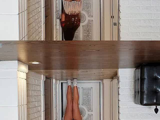 That babe put a anal set in in her butt right in front of the delivery dude