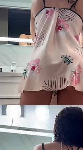 Horny brunette amateur milf solo pussy toying show on couch