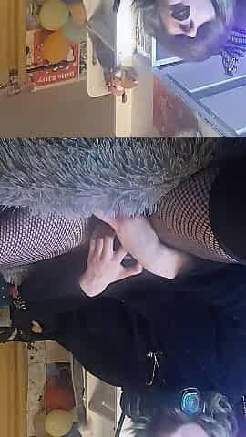 Punk hotty gamer silently bangs herself during the time that her team boy-friend is AFK
