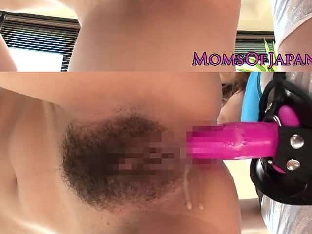 Nippon les mommies strapon fuck in the gym