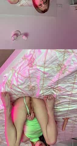 Cute amateur teen girl toying her pussy in bed on cam