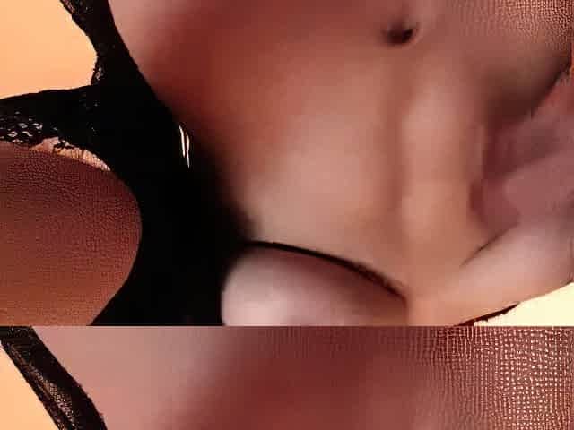 Amateur brunette babe fingering in solo masturbation