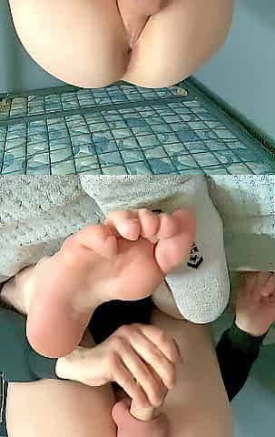 TAUT sissy rubs her clitty on SOLES