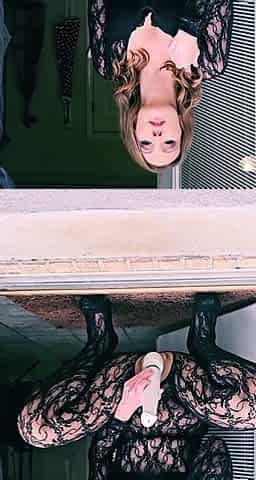 Blonde solo toying
