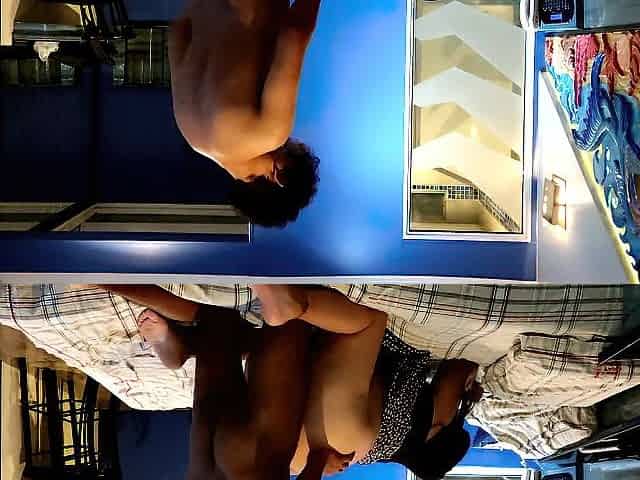 Me voy con el amigo de mi novio al hotel y nos interrumpe justo en accion