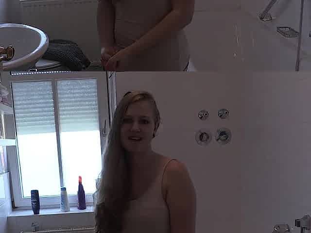 Julia Pissing