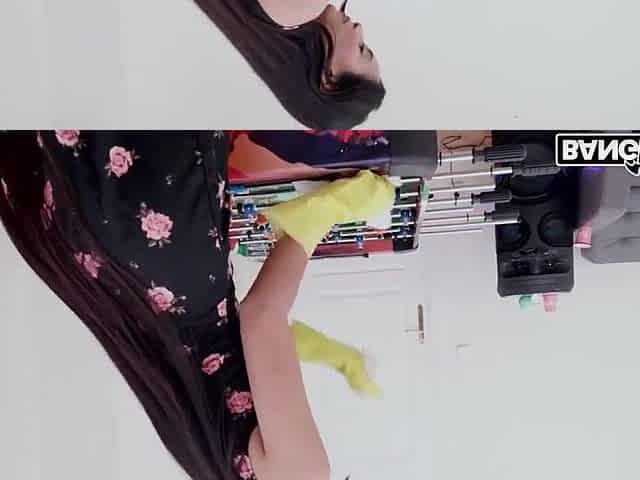 Large butt maid gets paid supplementary for sucking jock