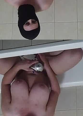 MILF's Orgasm in the Bathtub