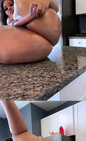 Big boob brunette masturbates on webcam