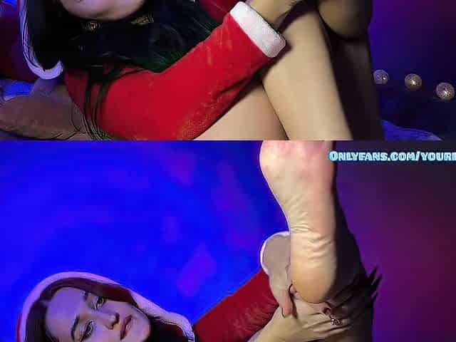 Santa gal has fetish and adore to play with her feet and toes
