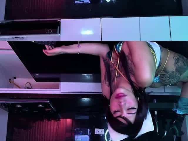 Amateur Webcam Teen Flashes Masturbates
