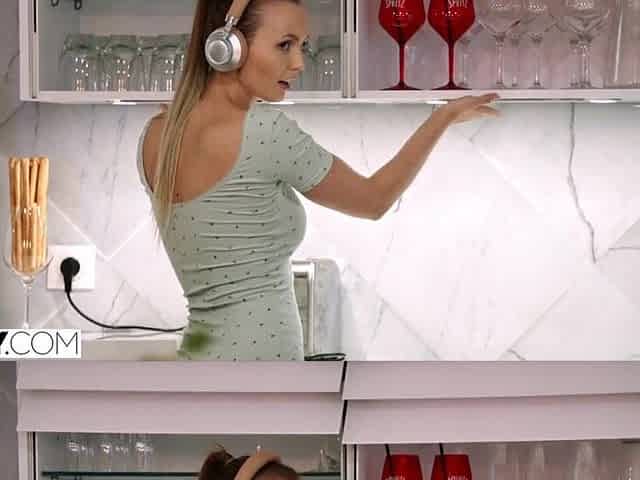 TUSHY Anal-curious sweetheart Sia seduces her daddy's ally