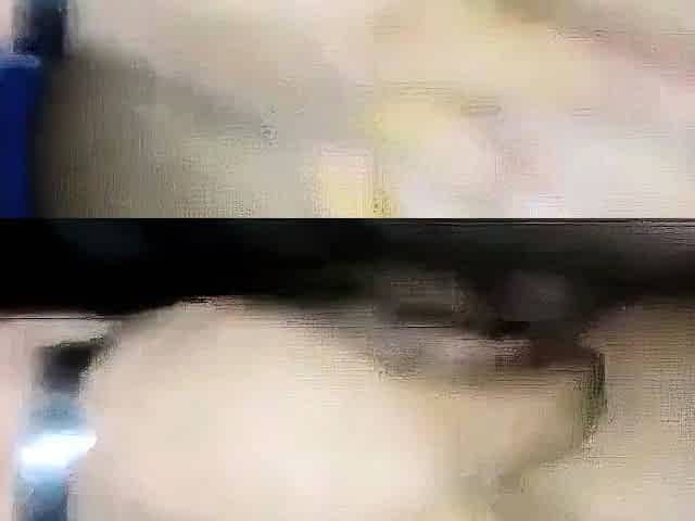 Latina amateur habla con su novio durante el anal en estilo