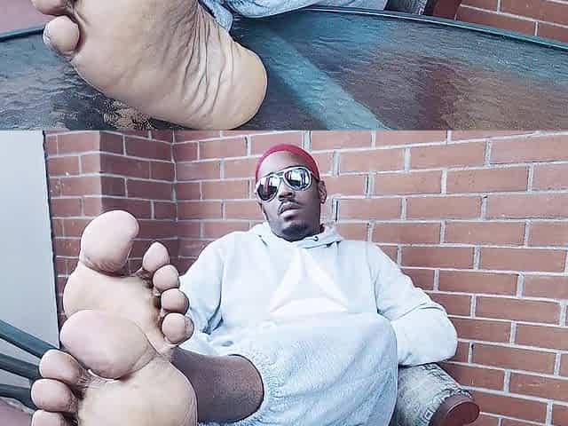 I touch myself, and I display my feet (2025)