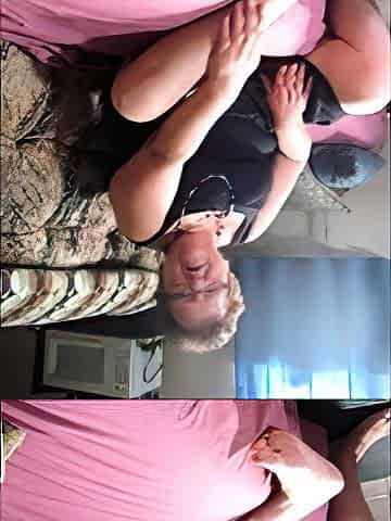 Mature blonde granny loves to masturbate her puss
