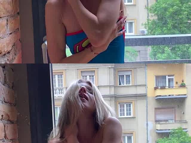 Hawt blonde Babe plays Solo in the xxx video