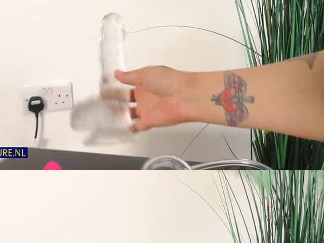 Bec Beauty Is A Tall, Big Butt Cougar That Pleases Her Mature Pussy With A Pussypump - MatureNl