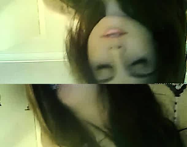 Gorgeous Girl Pleasures Herself on Webcam