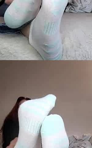 Amateur Foot Fetish Girlfriend Sucks and gives a Footjob