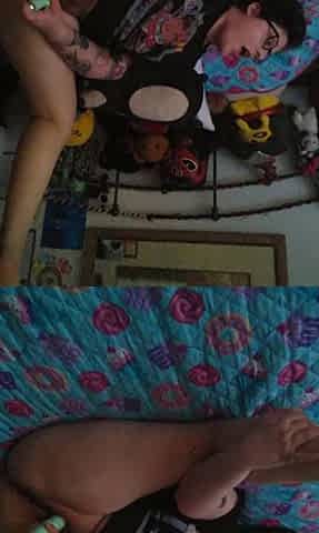 Amateur brunette double toying on webcam