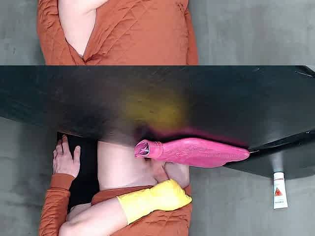 Tugjob with rubber yellow gloves