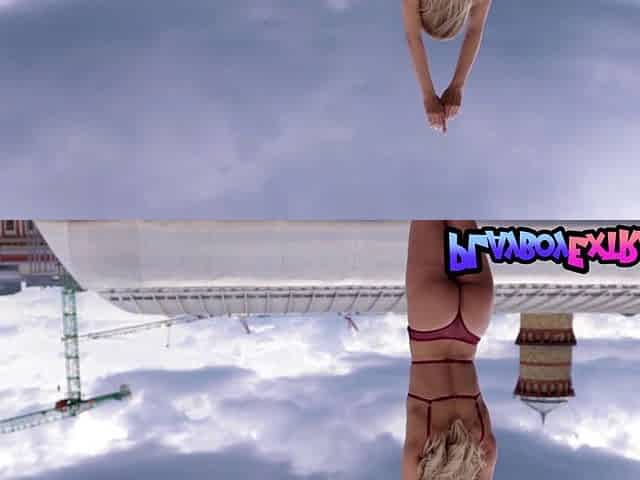 Nude latina blondie enjoying the sights