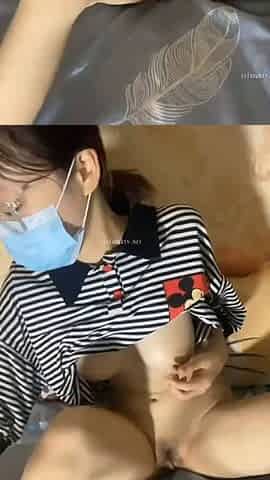 Student with glasses and mask masturbates with vibrating egg and inserts it into her vagina - Xxx Porn Videos, Thai Homemade Por
