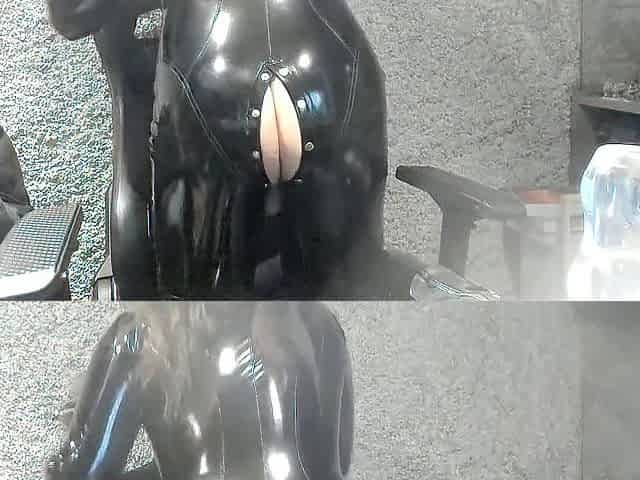 entrainement anal sissy, plein de godes et une bouteille :p