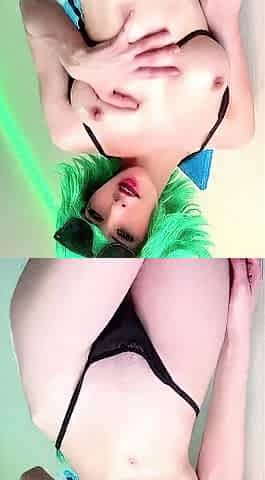 Pissing masturbating babe solo toy play