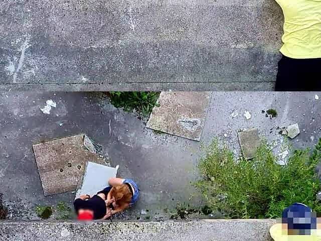 un voyeur espionne un couple baiser